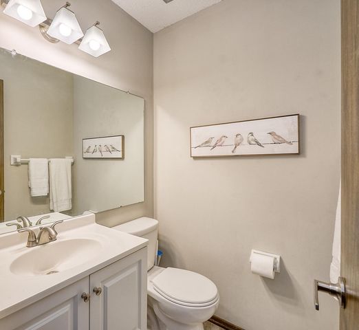 1117 Trailwood S, Hopkins, MN 55343