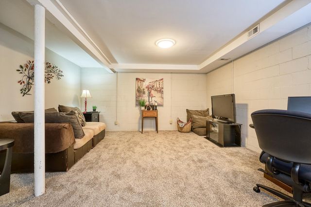 1117 Trailwood S, Hopkins, MN 55343