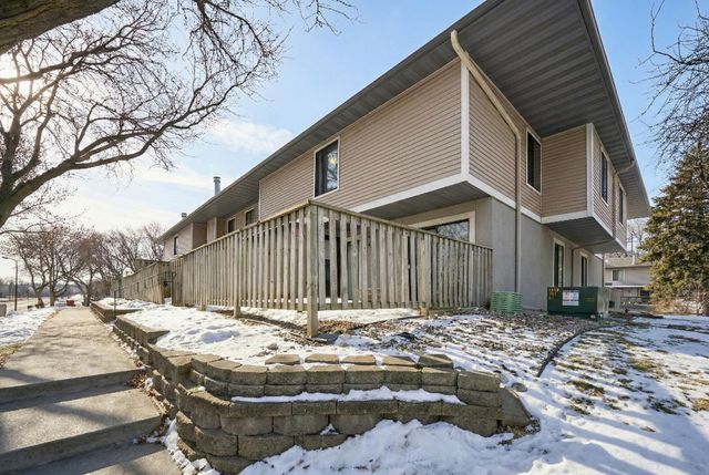 1117 Trailwood S, Hopkins, MN 55343