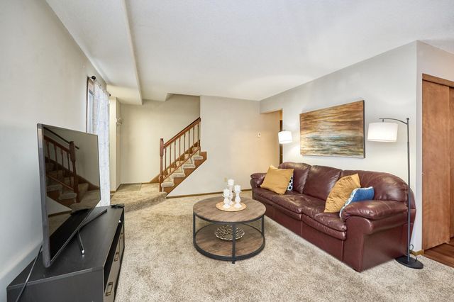 1117 Trailwood S, Hopkins, MN 55343