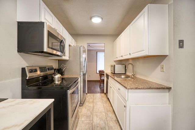 1117 Trailwood S, Hopkins, MN 55343