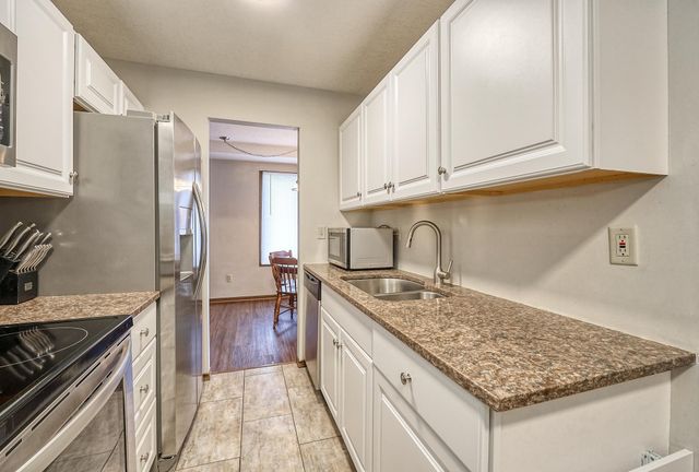 1117 Trailwood S, Hopkins, MN 55343