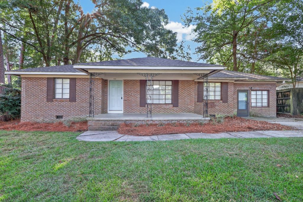 702 Woodhaven Dr., Hattiesburg, MS 39401