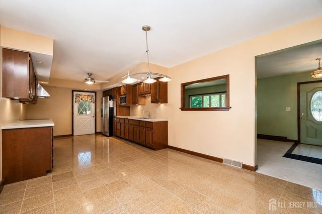 16 Ivy Place, Monroe, NJ 08831