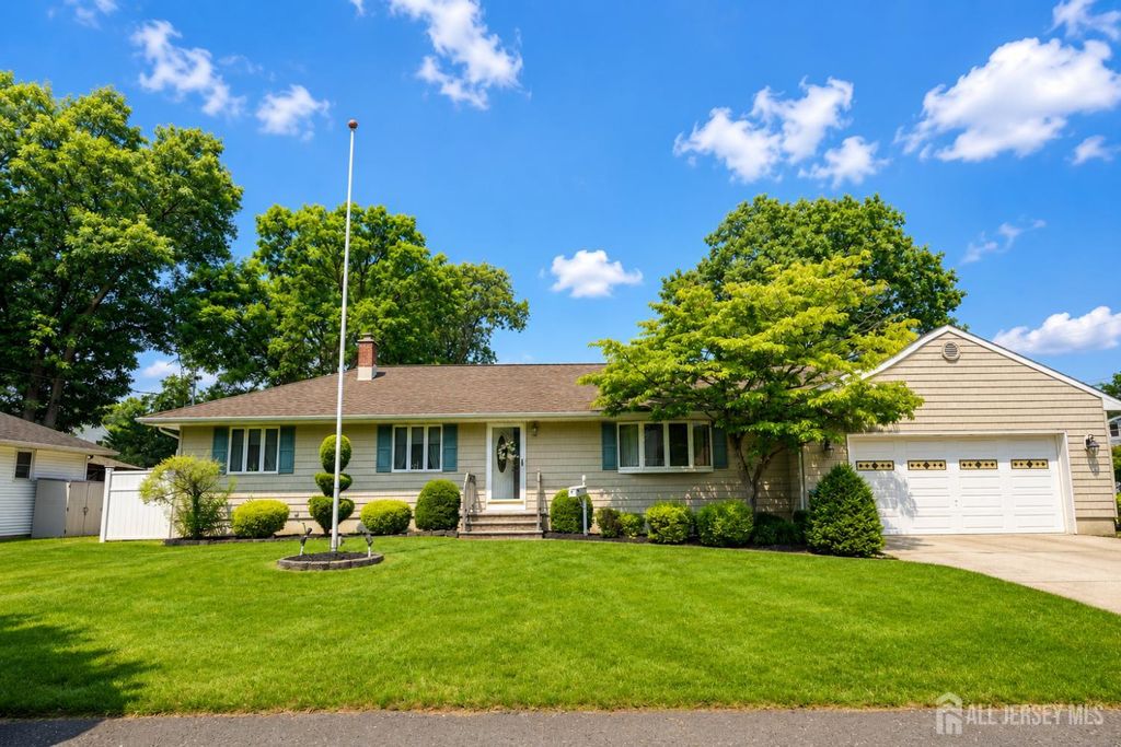 16 Ivy Place, Monroe, NJ 08831
