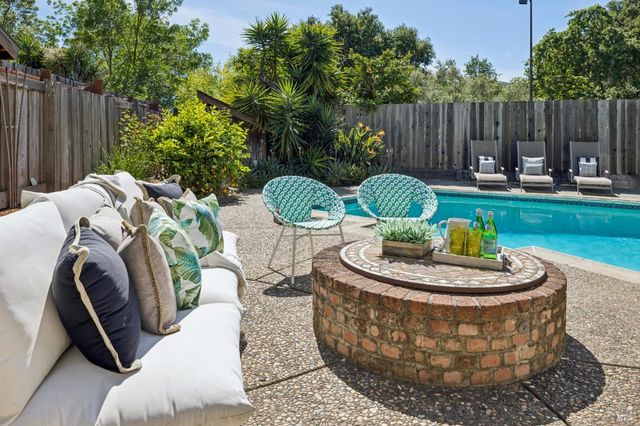 29 Andreas Cir, Novato, CA 94945