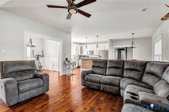 8365 Drakes Landing Ct, Mechanicsville, VA 23111
