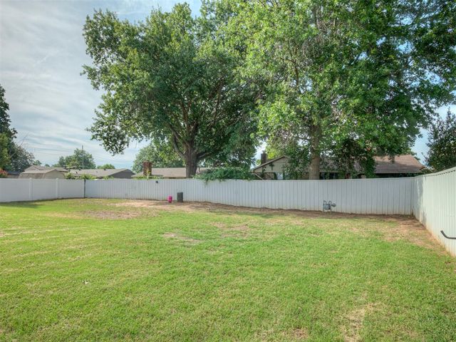 13 Larkens Place, Shawnee, OK 74801
