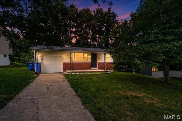 8441 Brotherton Lane, St Louis, MO 63135