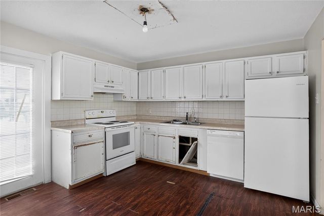 8441 Brotherton Lane, St Louis, MO 63135