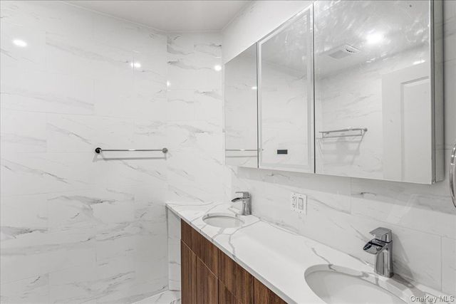 15033 Hawtree St, Ozone Park, NY 11417