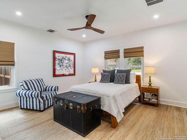 121 LABURNUM DR, San Antonio, TX 78209