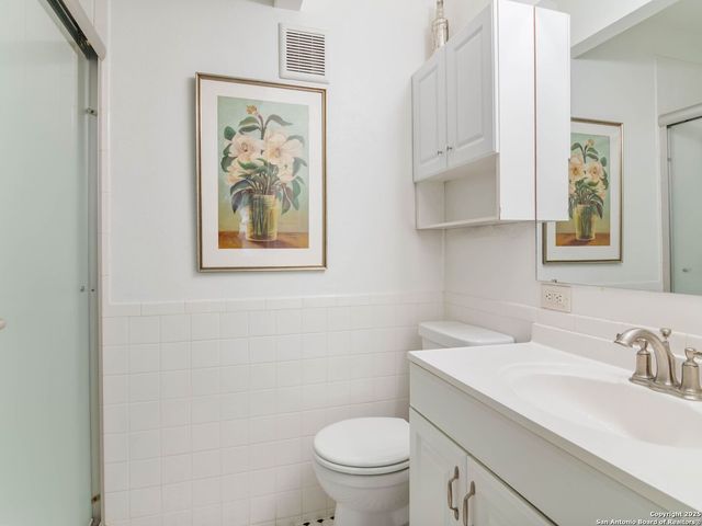 121 LABURNUM DR, San Antonio, TX 78209