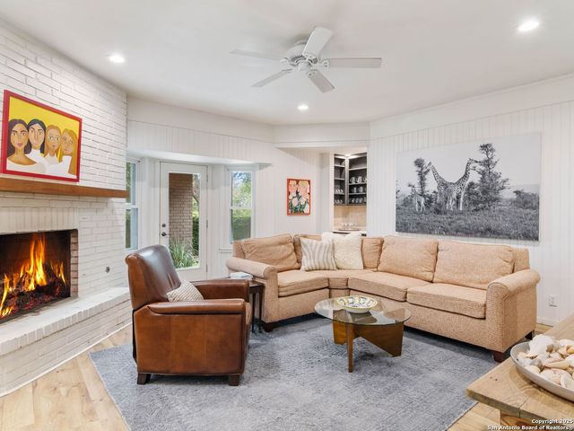 121 LABURNUM DR, San Antonio, TX 78209