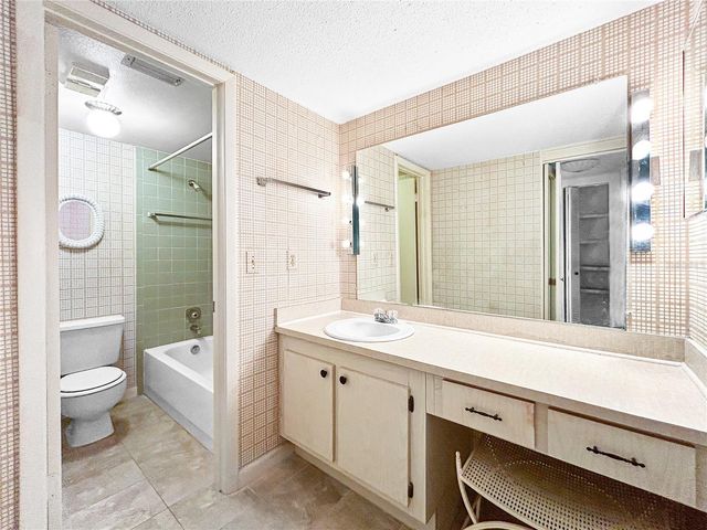 11485 OAKHURST ROAD A102, Largo, FL 33774