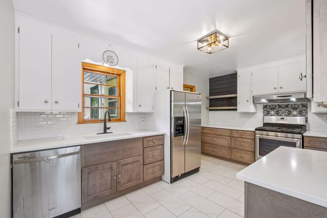 2670 Regent Avenue N, Golden Valley, MN 55422