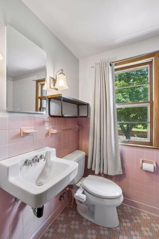 2670 Regent Avenue N, Golden Valley, MN 55422