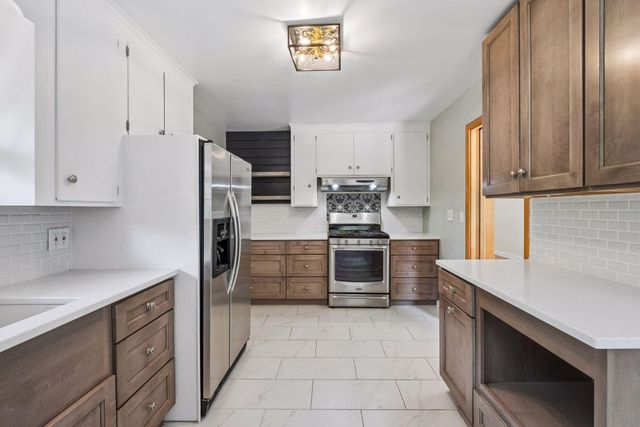 2670 Regent Avenue N, Golden Valley, MN 55422
