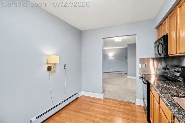 1840 Axtell Drive 7, Troy, MI 48084