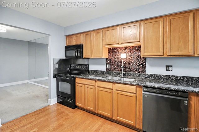 1840 Axtell Drive 7, Troy, MI 48084