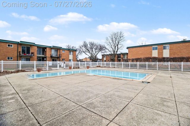 1840 Axtell Drive 7, Troy, MI 48084