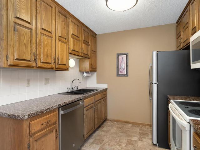 8751 Maplebrook Parkway N 0, Brooklyn Park, MN 55445