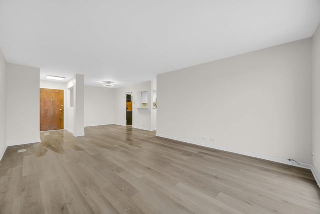 900 W Sunset Drive 405, Glenwood, IL 60425