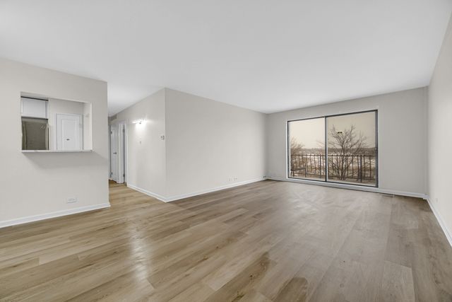 900 W Sunset Drive 405, Glenwood, IL 60425