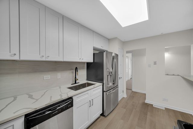 900 W Sunset Drive 405, Glenwood, IL 60425