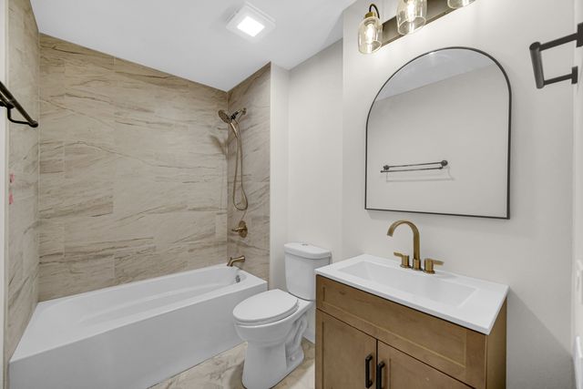 900 W Sunset Drive 405, Glenwood, IL 60425