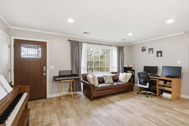 5981 Temple Rd, Nashville, TN 37221