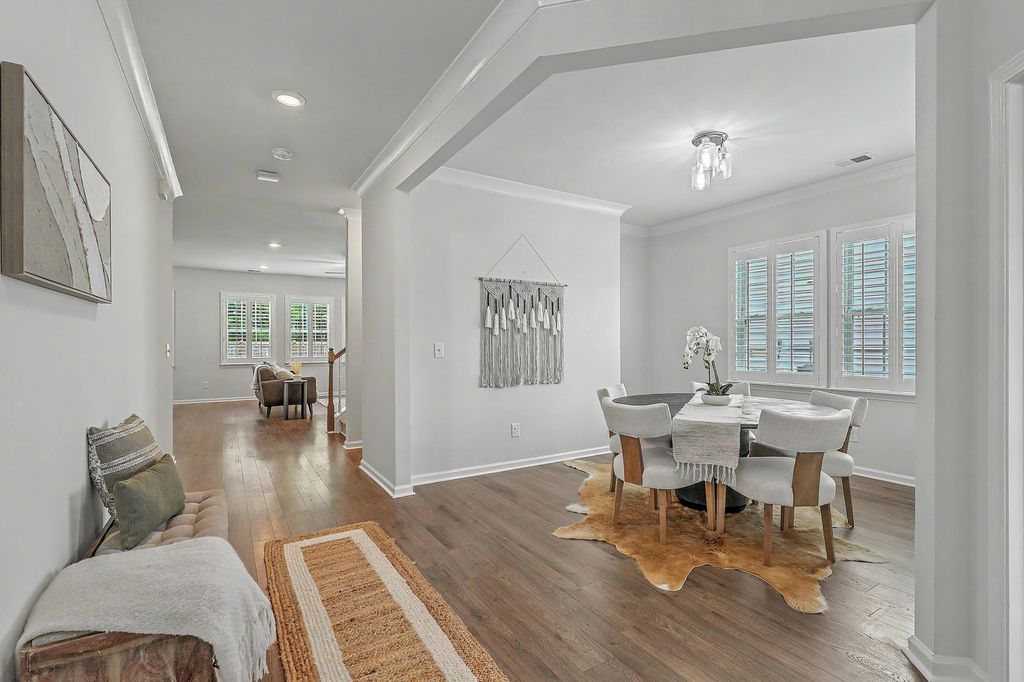 Image 10 of property listing at 410 Spanish Wells Road, Summerville, SC 29486