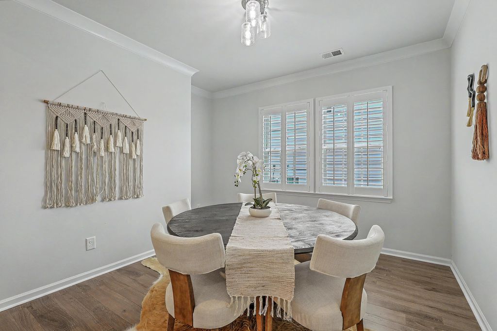 Image 11 of property listing at 410 Spanish Wells Road, Summerville, SC 29486