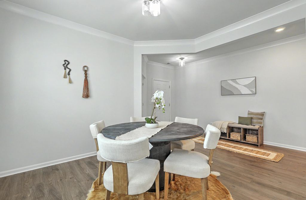 Image 13 of property listing at 410 Spanish Wells Road, Summerville, SC 29486