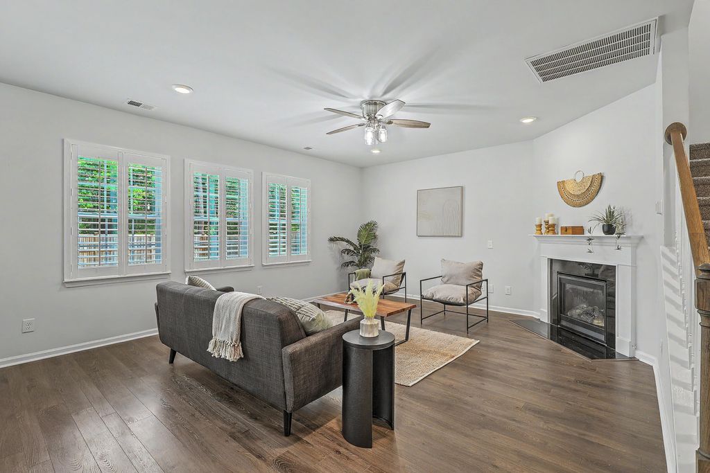 Image 15 of property listing at 410 Spanish Wells Road, Summerville, SC 29486