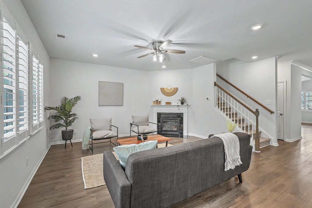 Image 16 of property listing at 410 Spanish Wells Road, Summerville, SC 29486