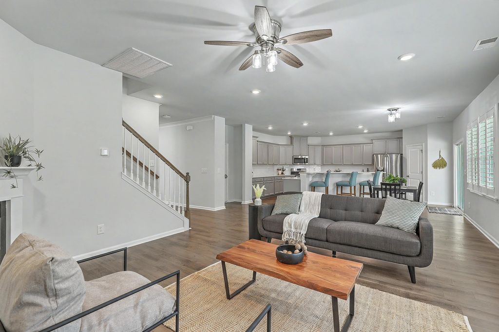 Image 17 of property listing at 410 Spanish Wells Road, Summerville, SC 29486