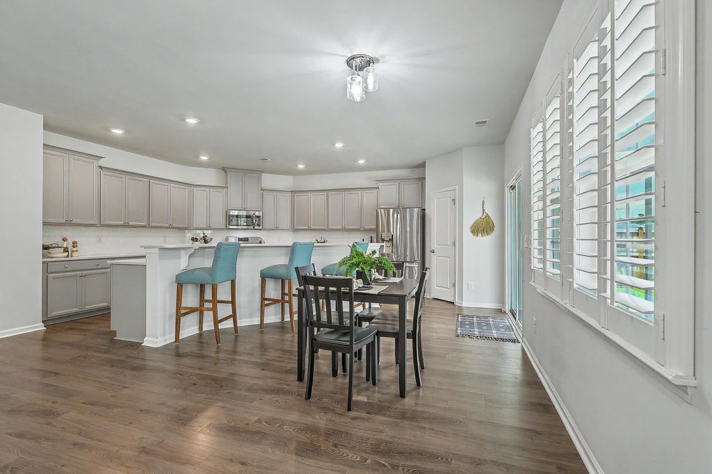 Image 18 of property listing at 410 Spanish Wells Road, Summerville, SC 29486