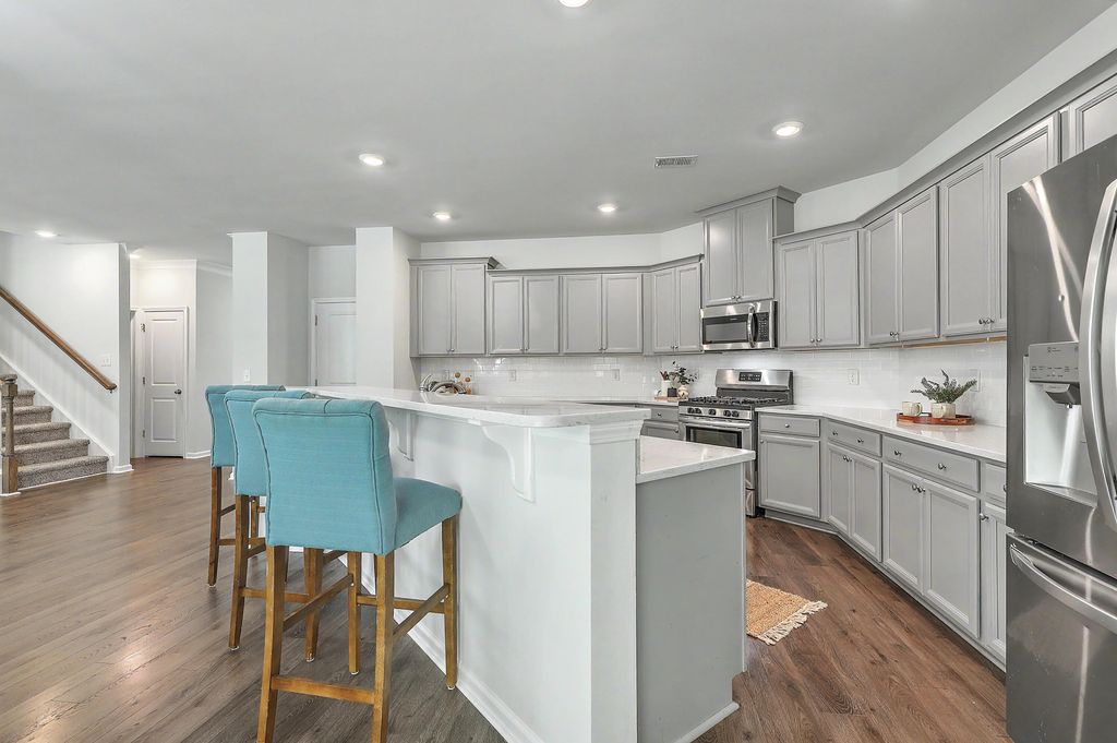 Image 21 of property listing at 410 Spanish Wells Road, Summerville, SC 29486