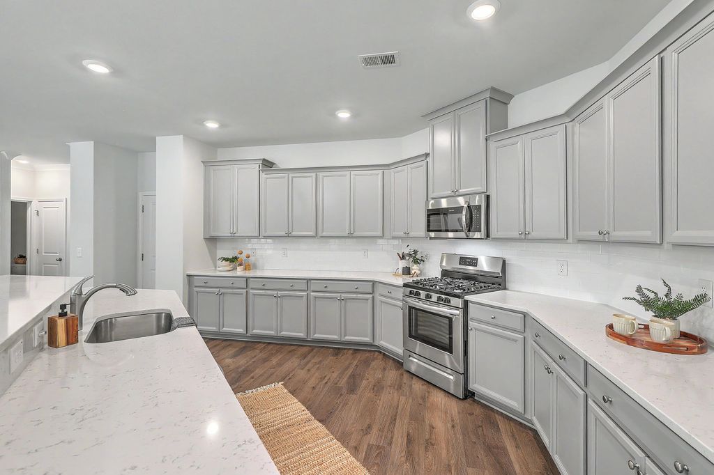 Image 22 of property listing at 410 Spanish Wells Road, Summerville, SC 29486