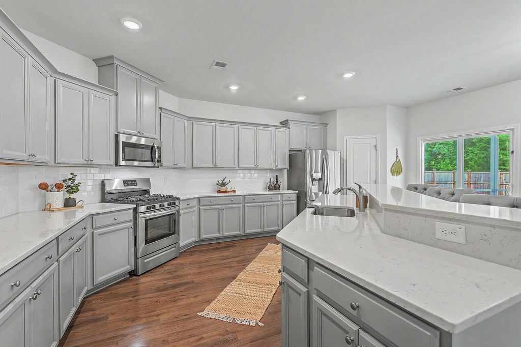 Image 23 of property listing at 410 Spanish Wells Road, Summerville, SC 29486