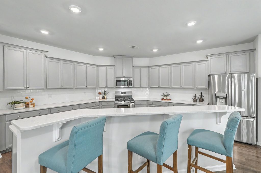 Image 24 of property listing at 410 Spanish Wells Road, Summerville, SC 29486
