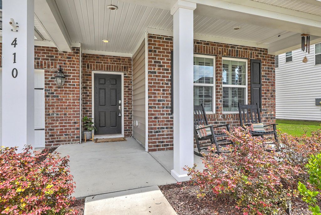 Image 4 of property listing at 410 Spanish Wells Road, Summerville, SC 29486