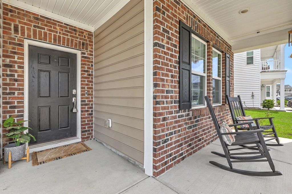 Image 5 of property listing at 410 Spanish Wells Road, Summerville, SC 29486
