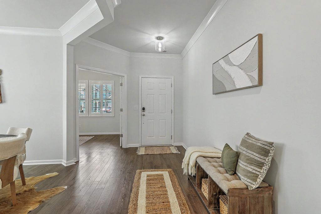 Image 6 of property listing at 410 Spanish Wells Road, Summerville, SC 29486