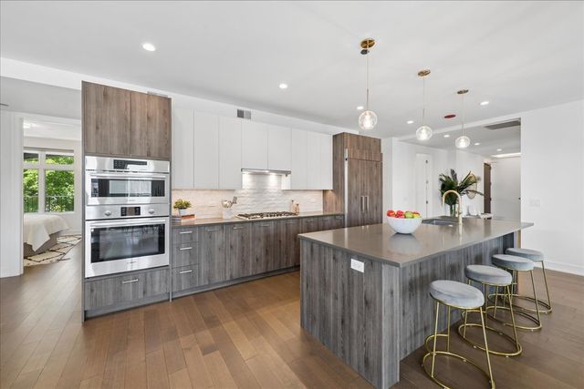434 W Melrose Street 601, Chicago, IL 60657