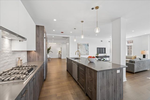 434 W Melrose Street 601, Chicago, IL 60657