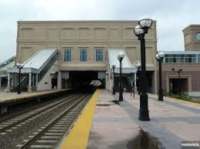 729 10th Street 2F, Secaucus, NJ 07094
