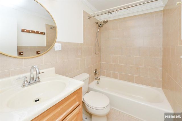 729 10th Street 2F, Secaucus, NJ 07094
