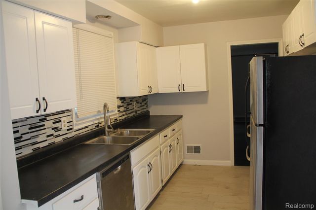 11470 E Lakepointe Street E, Detroit, MI 48224